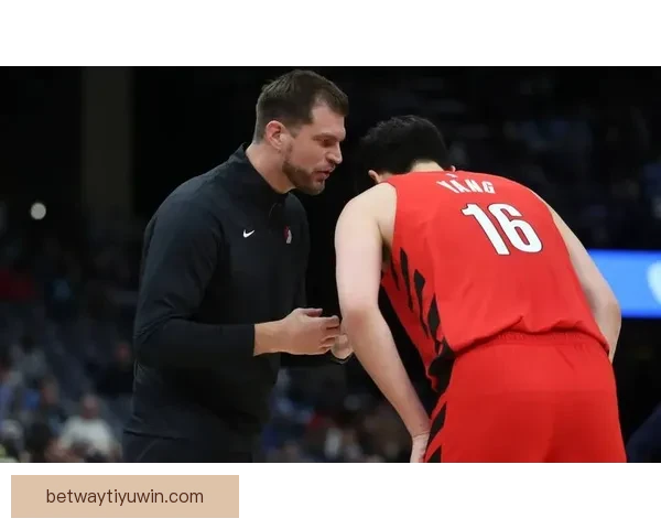 杨瀚森6+4遭针对被对手抱摔放倒却吃技术犯规 球迷怒吼裁判判罚不公